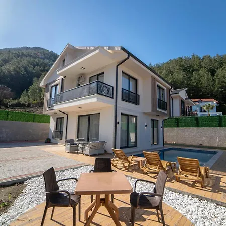 Doganin Icinde, Oezel Havuzlu, Bahceli Fethiye
