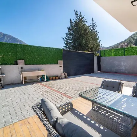 Doganin Icinde, Oezel Havuzlu, Bahceli Villa *