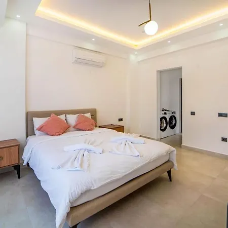 Doganin Icinde, Oezel Havuzlu, Bahceli Villa